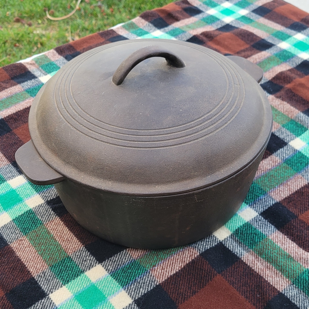 Cast Iron Dutch Oven with Lid - Black